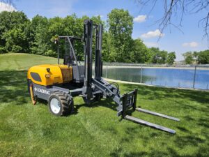 Loadmac 855 4-Way Piggyback Forklift In Regular 2-Way Mode. An extra reach pantograph for one-side offload is a standard feature.